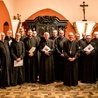 Kapłani powołani do pełnienia nowych funkcji wraz z biskupami.