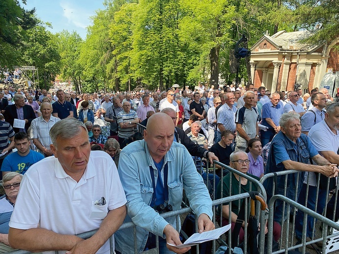 Wzgórze sanktuarium jak zwykle wypełniło się pątnikami.