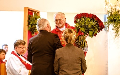 Jubilat jest budowniczym osowskiej świątyni. Pasterzował wspólnocie parafialnej przez 28 lat.