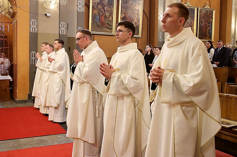 Nowi księża diecezji po obrzędzie święceń w katedrze św. Mikołaja.