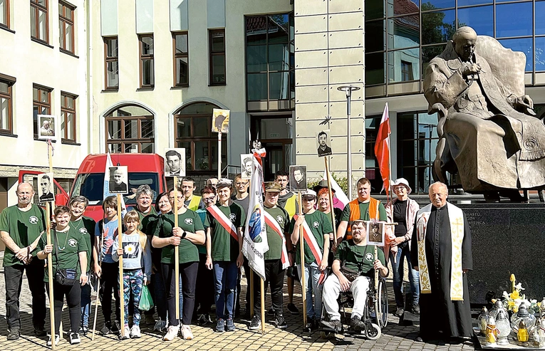 Pod papieskim pomnikiem w Bielsku-Białej. 