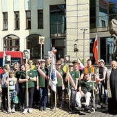 Pod papieskim pomnikiem w Bielsku-Białej. 