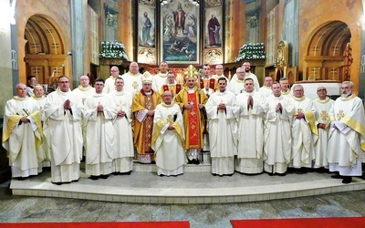Neoprezbiterzy z biskupami, przełożonymi z seminarium i proboszczami.