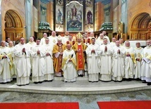 Neoprezbiterzy z biskupami, przełożonymi z seminarium i proboszczami.