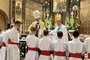 Symbolem posługi jest krzyż, który nałożył chłopakom metropolita katowicki.