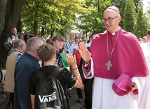 Tradycyjna procesja na kalwarię to okazja do spotkań z pątnikami.