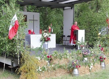 Msza św. na polowym ołtarzu przy sanktuarium.