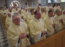 Prezbiterzy na wspólnej Eucharystii w skarżyskiej bazylice.