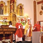 Mszy św. odpustowej przewodniczył bp Robert McManus.  Ks. Grzegorz Zieliński – z lewej, trzeci z prawej ks. Krzysztof Korcz.