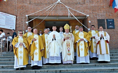 Pamiątkowe zdjęcie po zakończonej uroczystości.