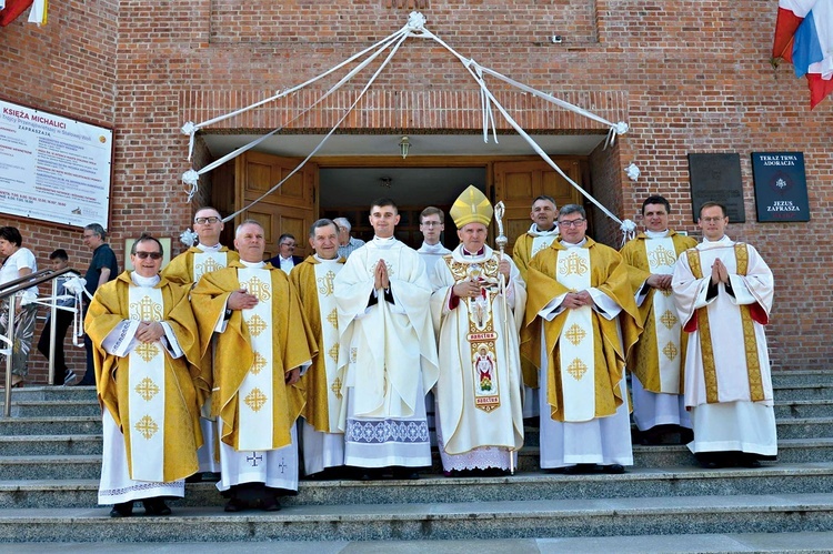 Pamiątkowe zdjęcie po zakończonej uroczystości.