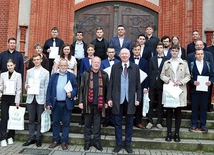 Pamiątkowe zdjęcie po rozdaniu dyplomów.