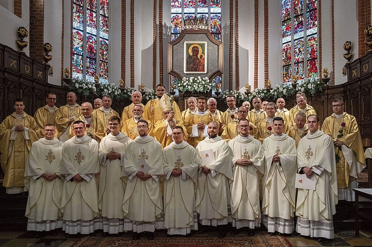 Neoprezbiterzy rozpoczną posługę duszpasterską w nowych parafiach od września.