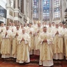Tegoroczni neoprezbiterzy z szafarzem sakramentu i księżmi przełożonymi diecezjalnego seminarium.