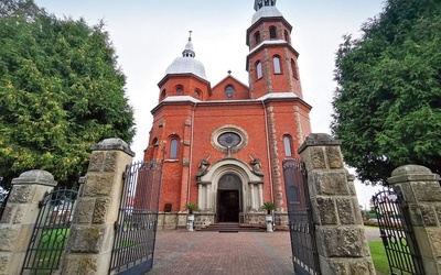 Wejście do kościoła parafialnego.