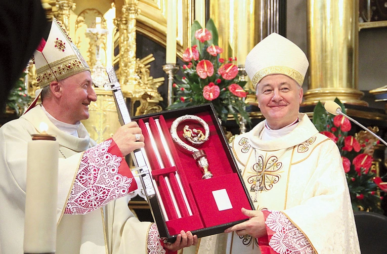 W darze od duchowieństwa nowy biskup sosnowiecki otrzymał pastorał, z wpisaną w niego postacią Chrystusa, który umywa nogi.