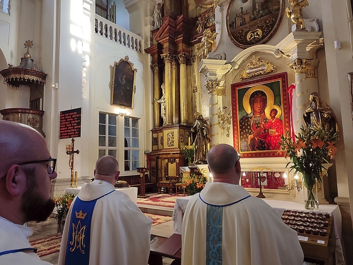 	Pamiątkę umieszczono przy wizerunku Bogurodzicy.