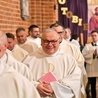 – Kościelni pokazują nam, jak łączyć modlitwę z pracą, szykując się na ziemi poprzez liturgię do nieba,  bo świątynia jest swoistym niebem na ziemi  – zauważa odpowiedzialny za pielgrzymowanie.