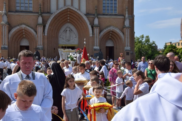 Procesja Bożego Ciała przeszła od katedry do fary.