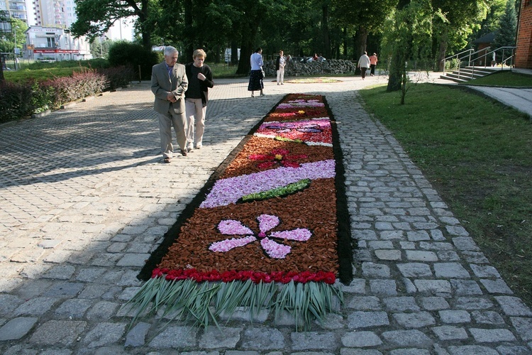 Kwietne dywany w parafii pw. św. Jadwigi we Wrocławiu-Kozanowie
