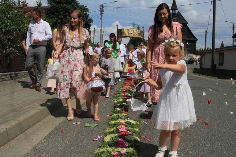 Procesja Bożego Ciała po kwietnym dywanie w Olszowej