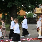 Procesja Bożego Ciała po kwietnym dywanie w Olszowej