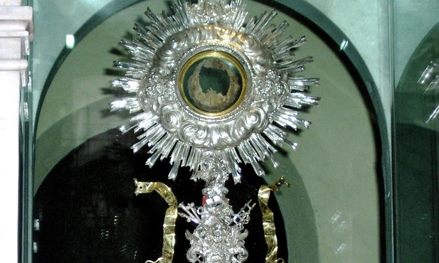 Cud Eucharystii - refleksjie o Bogu, który nas karmi