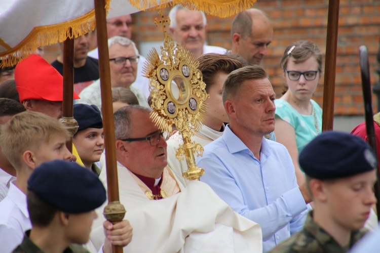 Boże Ciało po raz drugi w Płocku poprowadził biskup Szymon Stułkowski.
