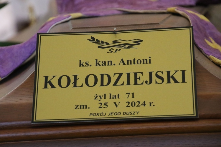 Płock. Pogrzeb ks. kan. Antoniego Kołodziejskiego