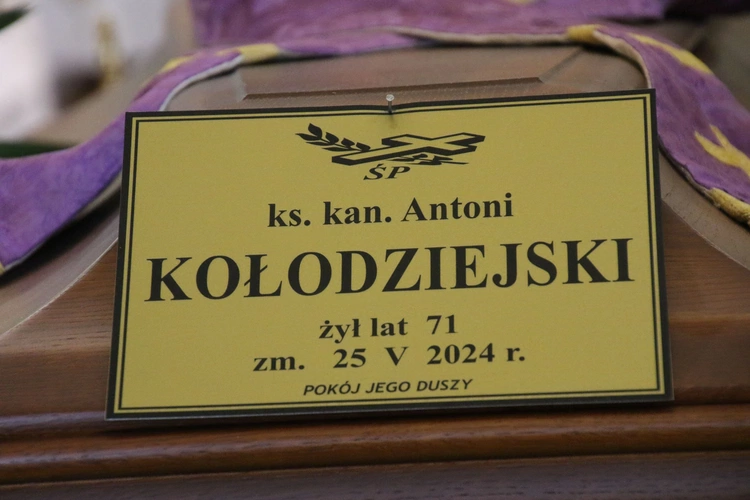 Płock. Pogrzeb ks. kan. Antoniego Kołodziejskiego