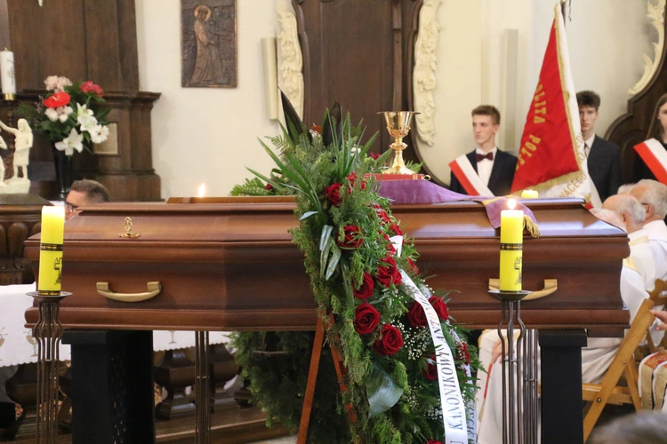 Płock. Pogrzeb ks. kan. Antoniego Kołodziejskiego