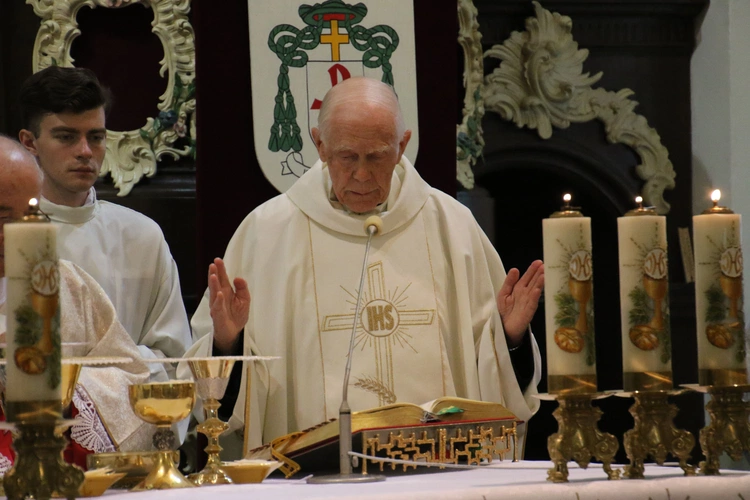 Płock. Pogrzeb ks. kan. Antoniego Kołodziejskiego