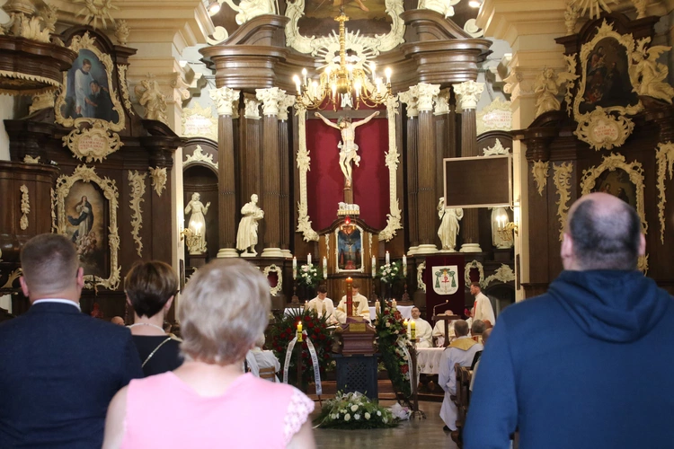 Płock. Pogrzeb ks. kan. Antoniego Kołodziejskiego