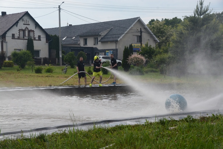 Wasserball w Przechodzie, czyli księża kontra strażacy