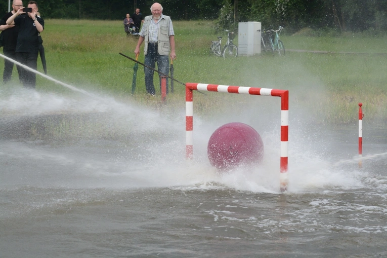 Wasserball w Przechodzie, czyli księża kontra strażacy