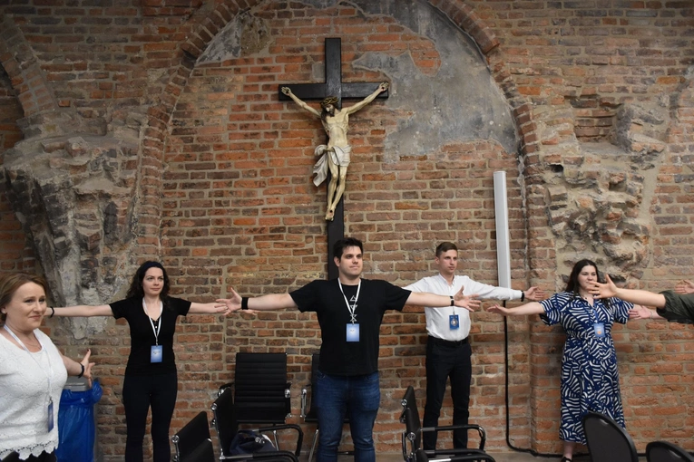 Wspólne rozpśpiewanie uczestników warsztatów "Muzyka Duszy"