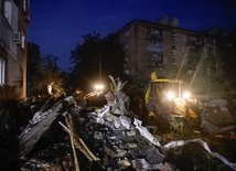 Zniszczenia po ataku rakietowym w Charkowie