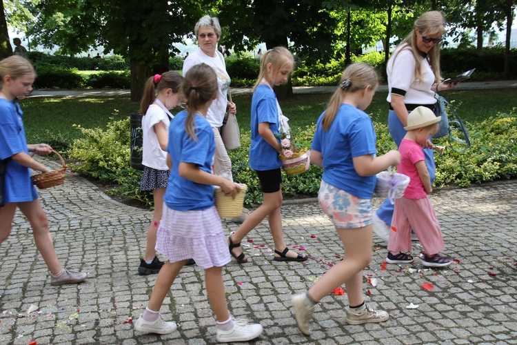 Płock. Dzień Dziecka w ogrodzie biskupim