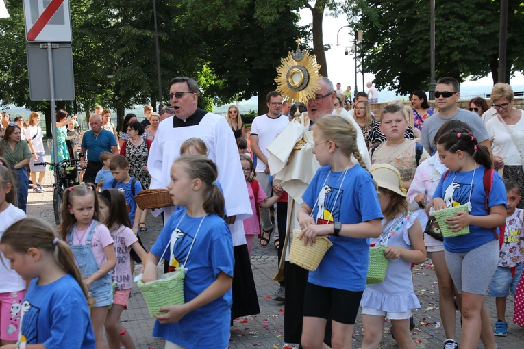 Płock. Dzień Dziecka w ogrodzie biskupim