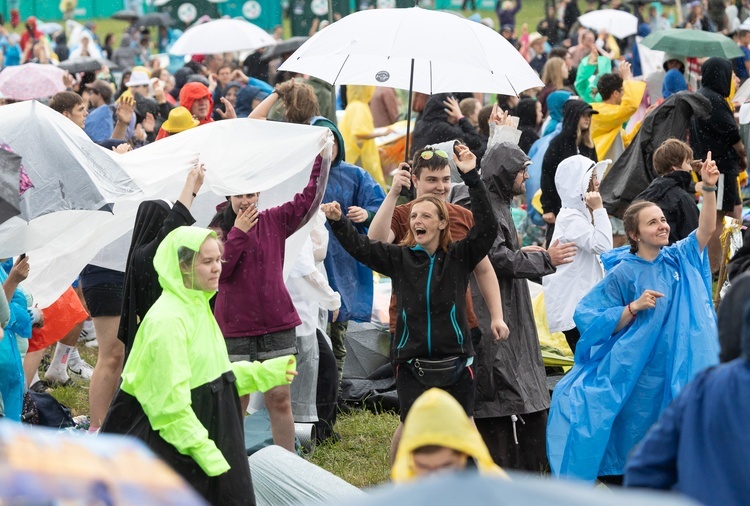 "Wracaj do domu!". Tysiące młodych ludzi na spotkaniu "Lednica 2000".