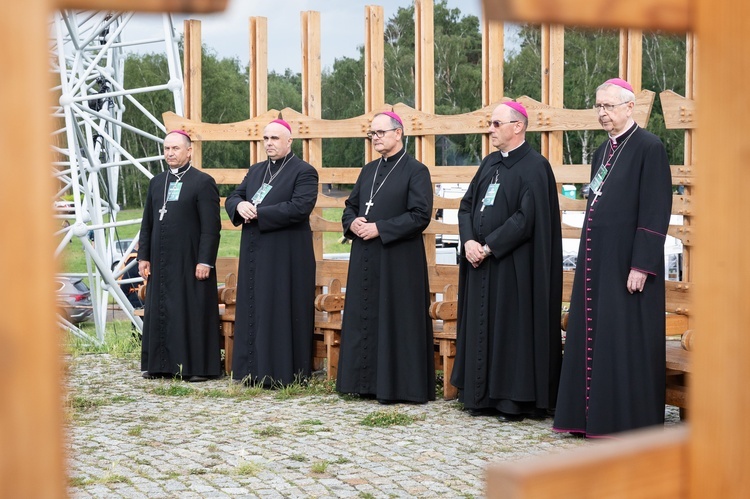 "Wracaj do domu!". Tysiące młodych ludzi na spotkaniu "Lednica 2000".