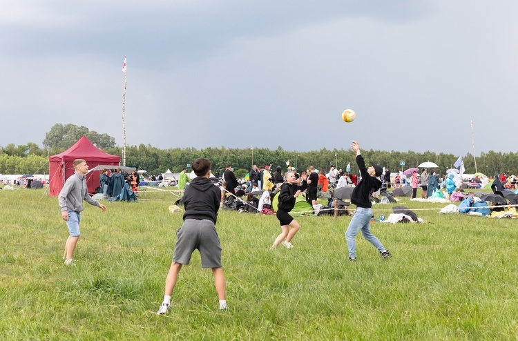 "Wracaj do domu!". Tysiące młodych ludzi na spotkaniu "Lednica 2000".