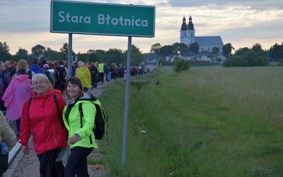 Kobiety nocą pielgrzymowały do Matki Bożej