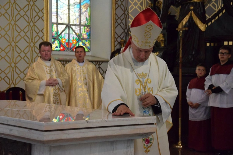 Bp Solarczyk konsekrował świątynię w Starachowicach