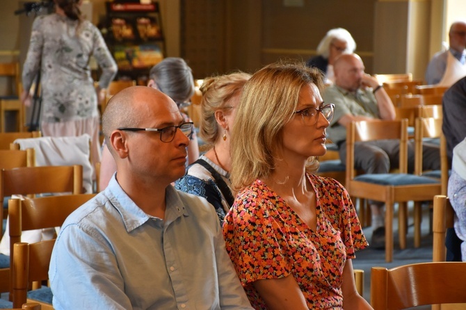 Przywitanie uczestników konferencji "Jezu, ufam Tobie"