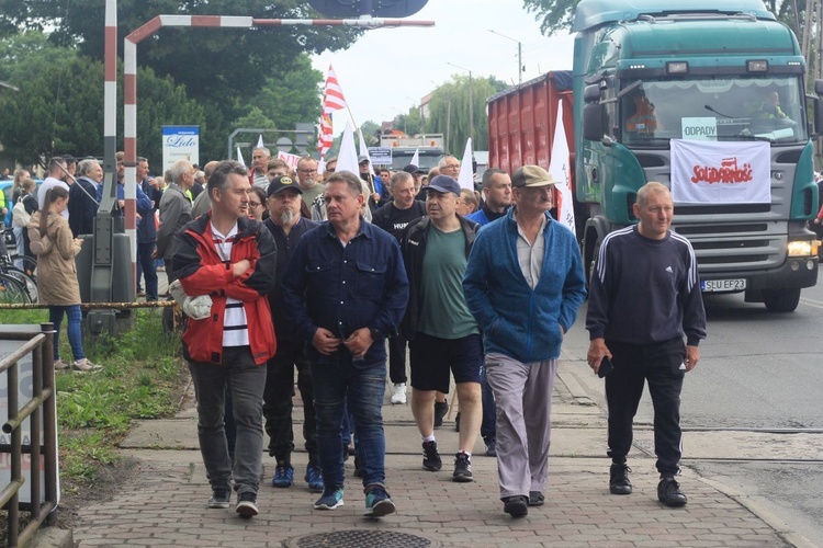 Protest przeciwko likwidacji Walcowni Rur Andrzej w Zawadzkiem