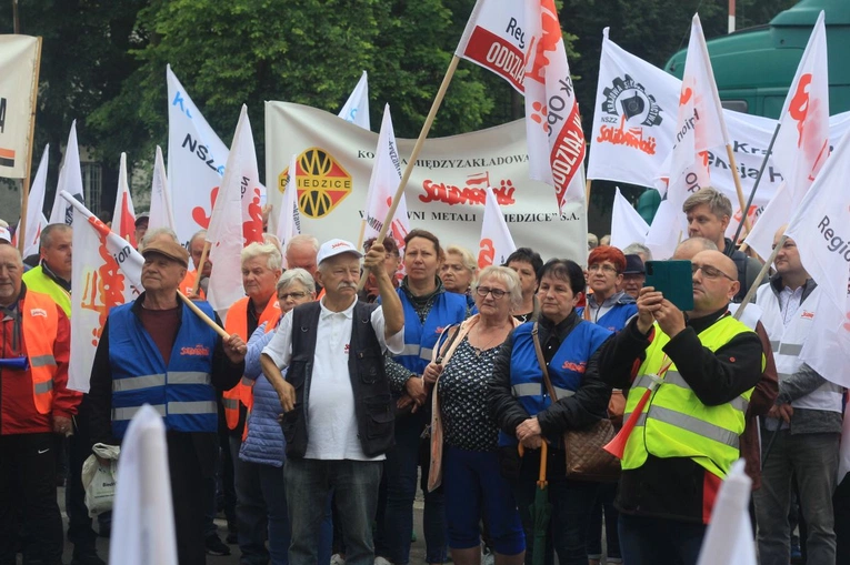 Protest przeciwko likwidacji Walcowni Rur Andrzej w Zawadzkiem