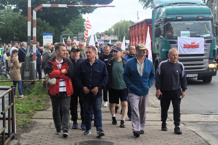 Protest przeciwko likwidacji Walcowni Rur Andrzej w Zawadzkiem