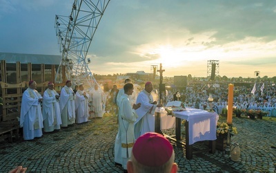 „Wracaj do domu”. Co od lat przyciąga młodych na Pola Lednickie?