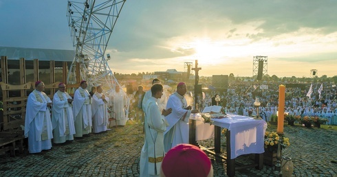 „Wracaj do domu”. Co od lat przyciąga młodych na Pola Lednickie?